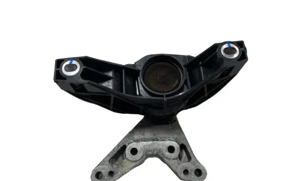 Peugeot 3008 II Engine mount bracket