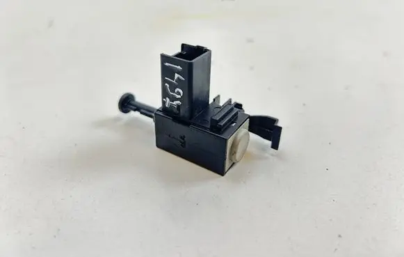 Mazda 3 II Brake pedal sensor switch U3NFA
