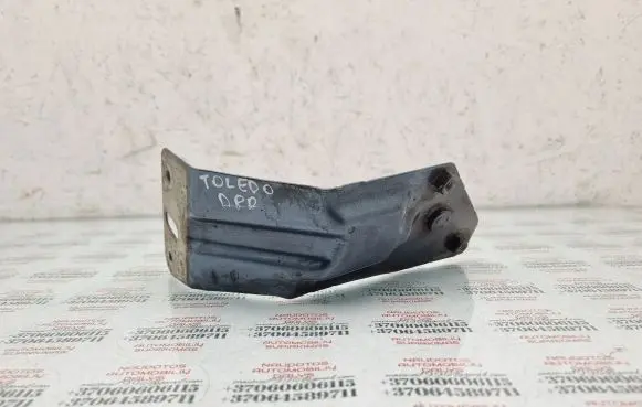 Seat Toledo III (5P) Fender mounting bracket 5P0821136