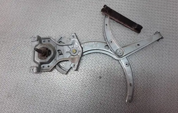 Volkswagen PASSAT B4 Front door manual window regulator 