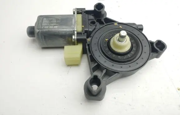 Audi Q2 - Front door window regulator motor 5Q0959802B