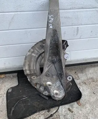 Front wheel hub