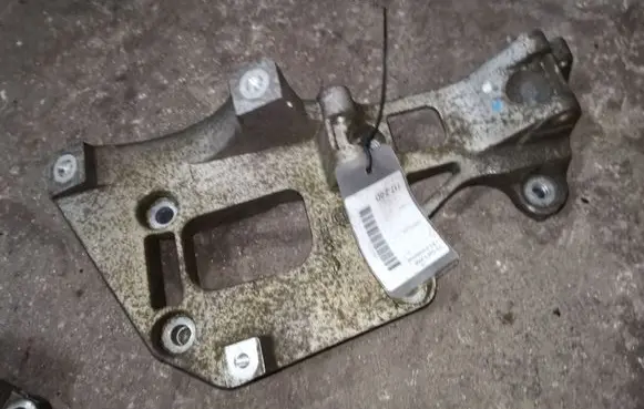 Volkswagen PASSAT B6 Generator/alternator bracket 06F903143F