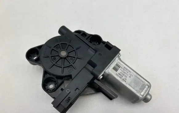 Volvo V70 Front door window regulator motor 1174077B 970713101