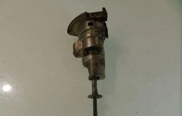 Volkswagen PASSAT B6 Front door lock (next to the handle) BH8ES7PS 3C0833167