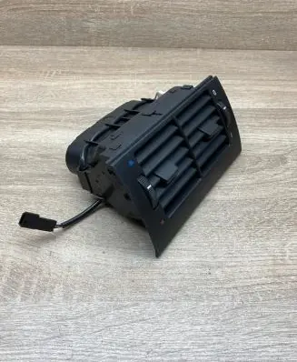 BMW 5 E39 Dash center air vent grill 8376150
