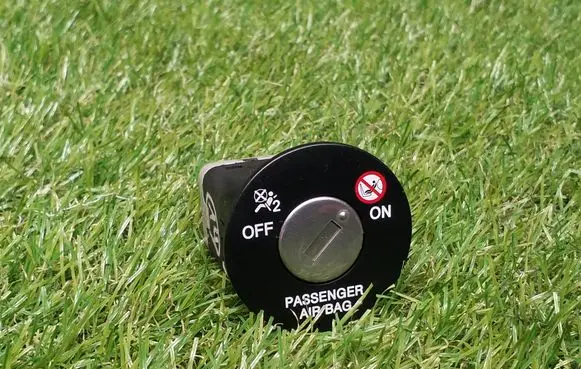 Passenger airbag on/off switch