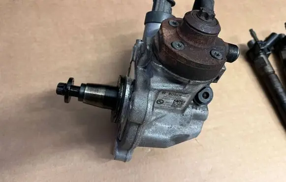 BMW X5 E70 Fuel injection high pressure pump 0445010623 7805419