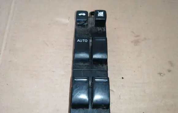 Nissan Primera Electric window control switch 25401AV640
