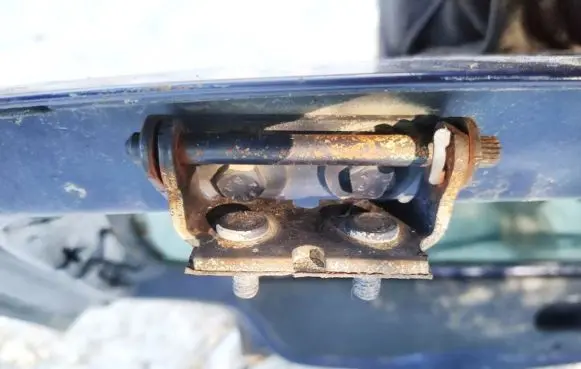 Tailgate/trunk/boot hinge