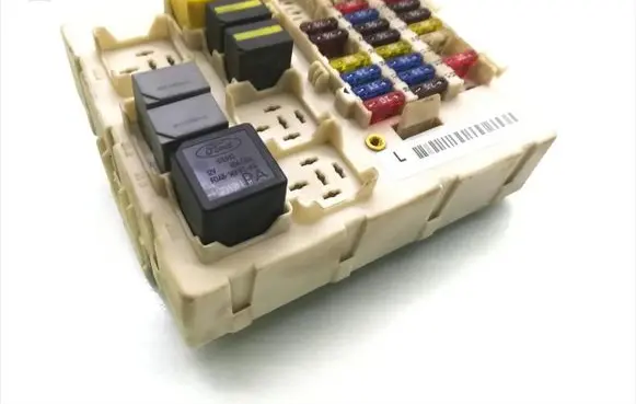 Ford Focus Fuse module 2M5T-14A073-AC