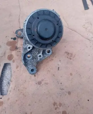 Ford Mondeo MK V Engine mounting bracket 000