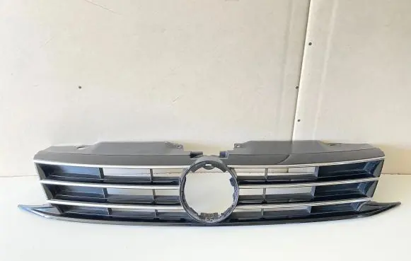 Volkswagen Jetta VI Front bumper upper radiator grill 5C6853655 1620234