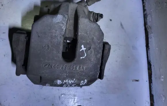 BMW 5 E39 Front brake caliper 6022296