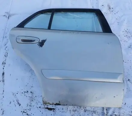 Mazda 626 Rear door sidabrines