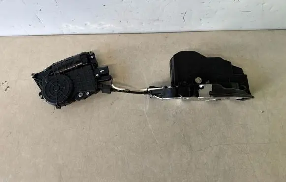 BMW 5 F10 F11 Front door soft close latching motor 7185689