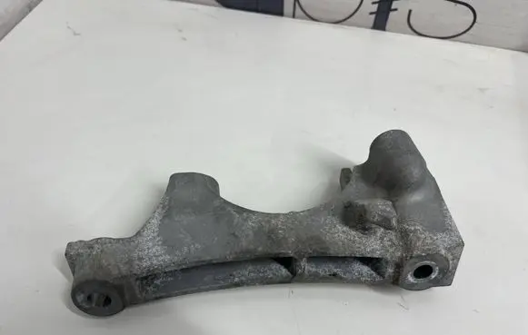 Toyota RAV 4 (XA50) Engine mounting bracket 