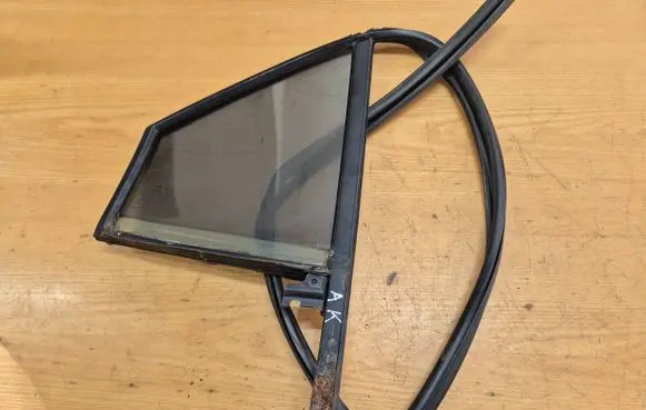 Hyundai Sonata Rear vent window glass 43R000383 E000008 DOT748M42AS2