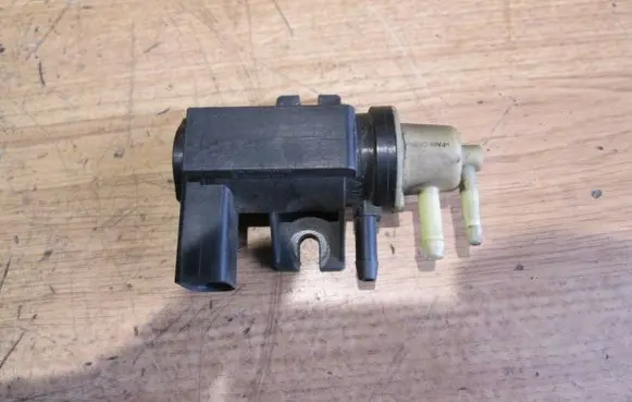 Volkswagen PASSAT B6 Turbo solenoid valve 1K0906627A 05T144 70086800