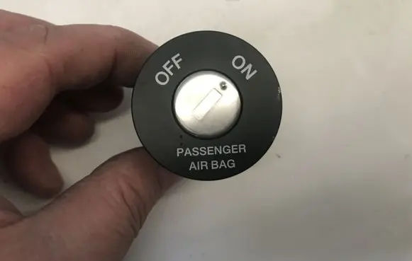 Hyundai i30 Passenger airbag on/off switch 
