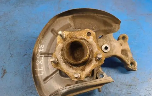 Suzuki Kizashi Rear wheel hub spindle/knuckle 4615057L00