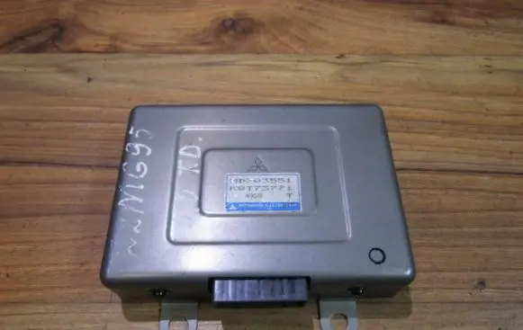 Mitsubishi Galant Engine control unit/module md303551 k8t73771
