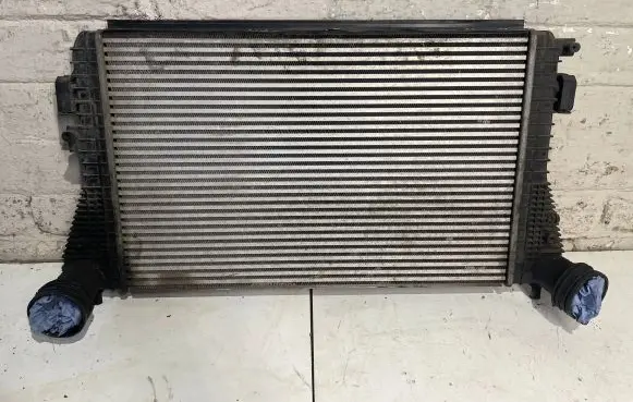 Volkswagen Touran I Intercooler radiator 1K0145928A