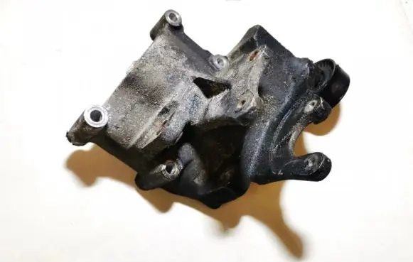 Hyundai Elantra Engine mounting bracket