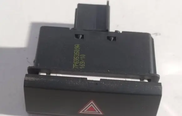 Volkswagen Touareg II Hazard light switch 7P6953509A 16910