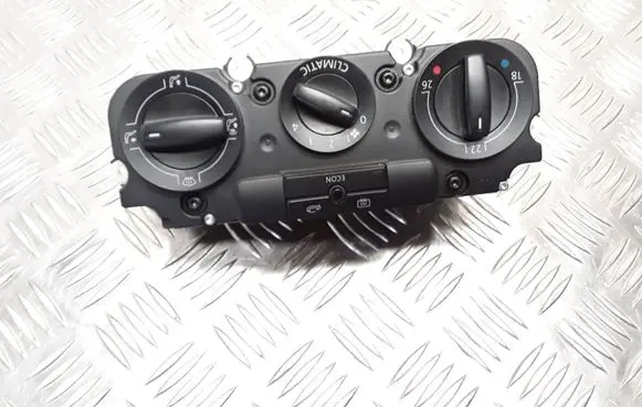 Volkswagen Touran I Climate control unit