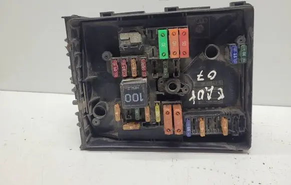 Volkswagen Caddy Fuse box set 1K0937800