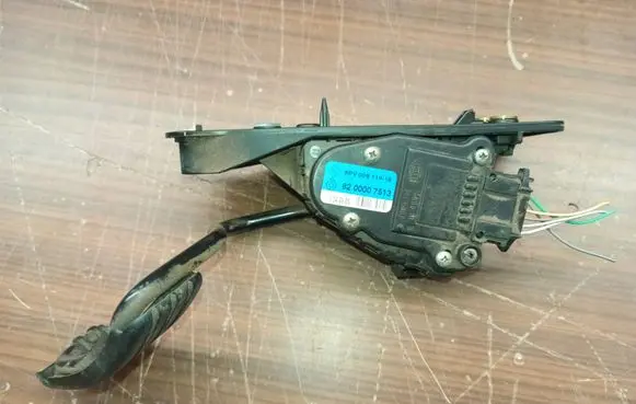 Accelerator throttle pedal