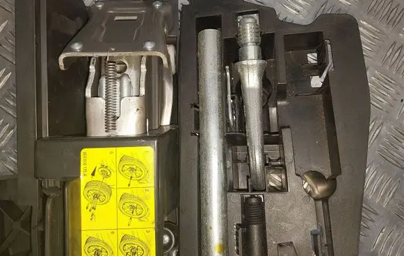Audi A6 S6 C6 4F Tool set 4F5012111A