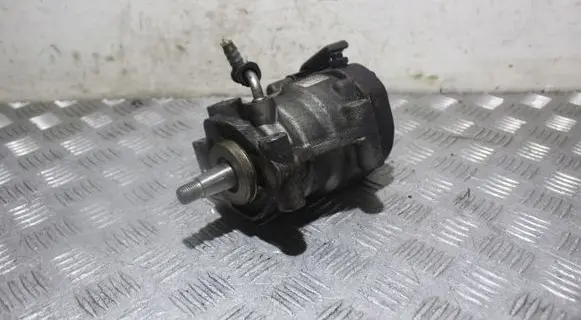 Renault Clio III Fuel injection high pressure pump 