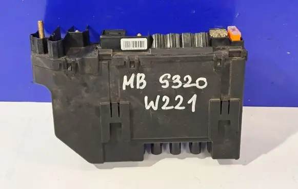 Mercedes-Benz S W221 Fuse box set 2215400850