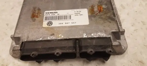 Volkswagen PASSAT B5.5 Engine control unit/module 3B0907557 5WP4250