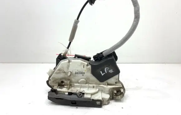 Volkswagen PASSAT B8 Front door lock 5E1837015