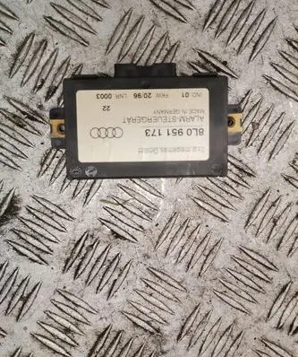 Audi A3 S3 8L Alarm control unit/module 8l0951173