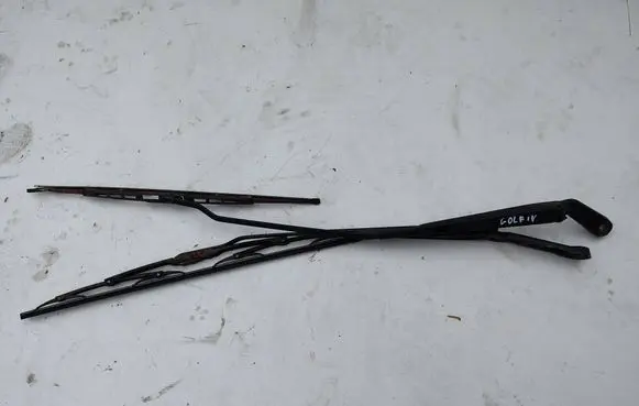 Front wiper blade arm