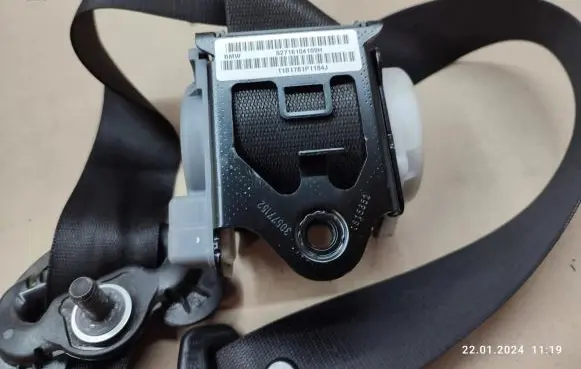 BMW X6 E71 Front seatbelt 2716104109