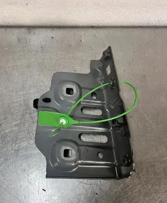 Renault Austral Fender mounting bracket 631220027R