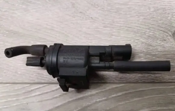 Mercedes-Benz E W210 Valve vacuum 0025401497