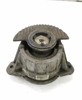 Mercedes-Benz C W204 Engine mount bracket A2042404217 GS003