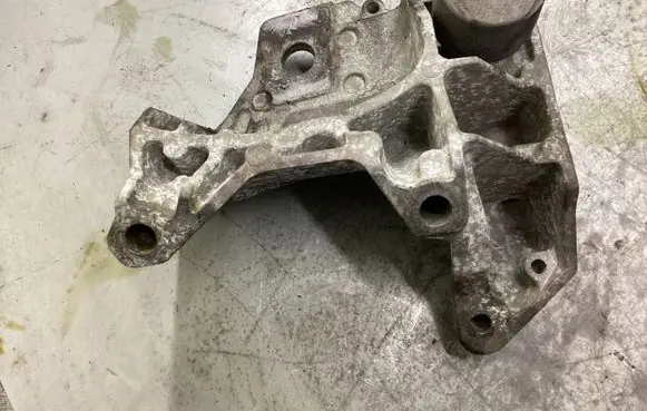 Volvo V70 Engine mounting bracket 6G926F030BA 30681951