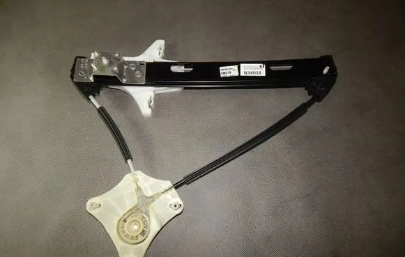 Volkswagen Polo VI Rear window lifting mechanism without motor 2G6839461