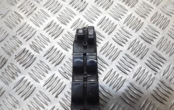 Toyota Prius (XW20) Electric window control switch 8482047012