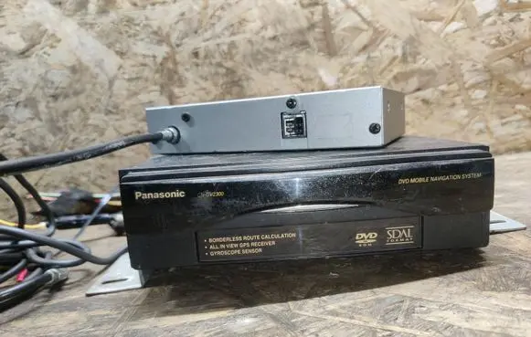 Cadillac SRX Radio/CD/DVD/GPS head unit CNDV2300N CYTM100 YEFX9992686
