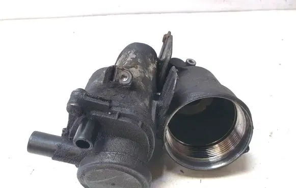 Volvo XC70 Oil filter mounting bracket 30677920