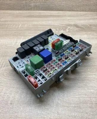 Opel Zafira A Fuse module 24412497