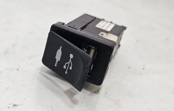 Toyota Prius (XW30) USB socket connector 8619047020